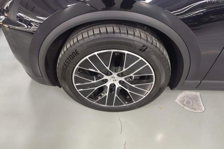 Used Porsche Macan 2024 Macan Long Range Edition Left Front Wheel Hub