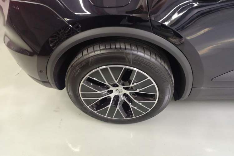 Used Porsche Macan 2024 Macan Long Range Edition Right Rear Wheel Hub