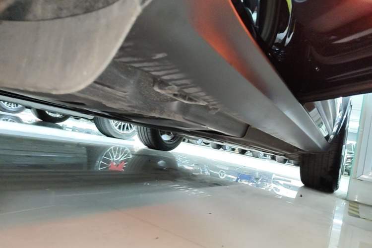 Used Porsche Macan 2024 Macan T 2.0T Right Side Sill