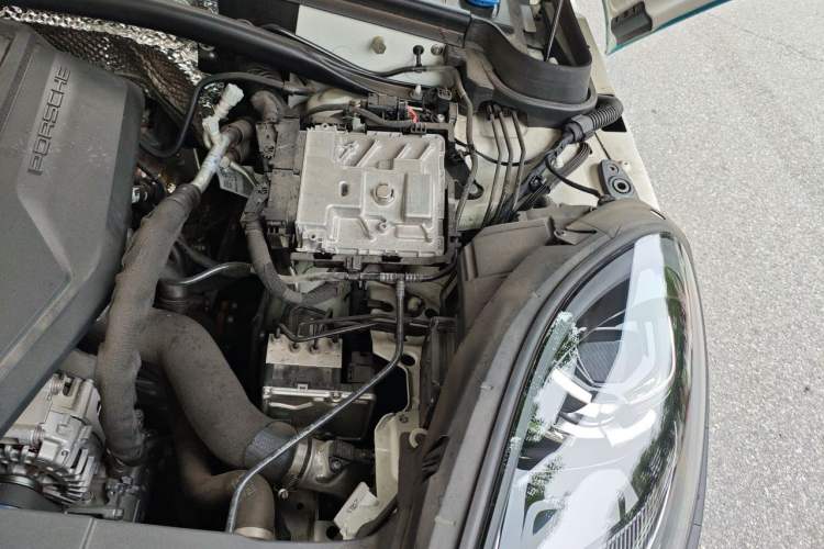 Used Porsche Macan 2024 Macan 2.0T Engine Bay Left