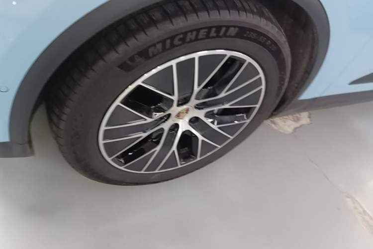 Used Porsche Macan 2024 Macan Long Range Edition Left Front Wheel Hub