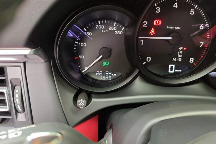 Used Porsche Macan 2024 Macan 2.0T Odometer Close Up