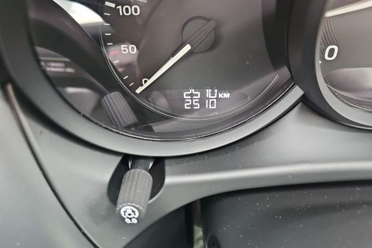 Used Porsche Macan 2024 Macan 2.0T Odometer Close Up