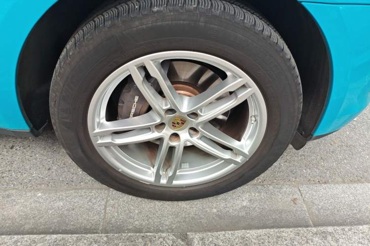 Used Porsche Macan 2024 Macan 2.0T Right Front Wheel Hub