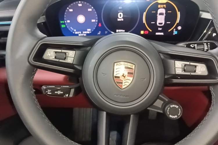 Used Porsche Macan 2024 Macan Long Range Edition Steering Wheel