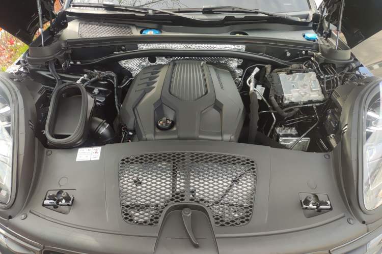 Used Porsche Macan 2024 Macan 2.0T Engine Bay