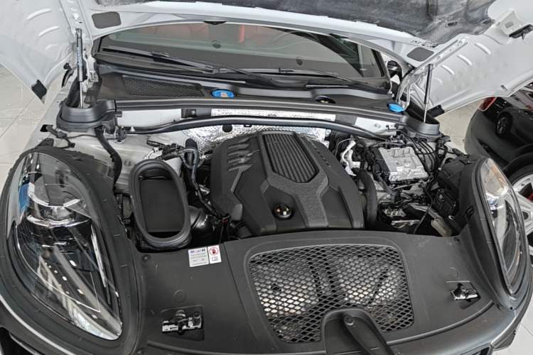 Used Porsche Macan 2024 Macan 2.0T Engine Bay