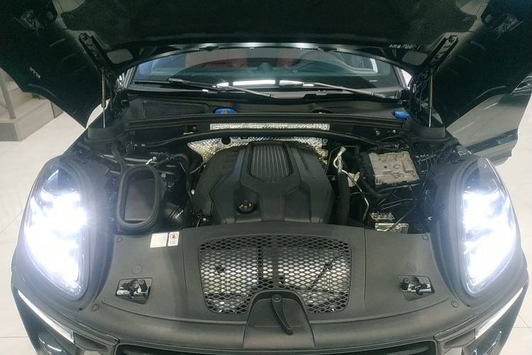 Used Porsche Macan 2024 Macan 2.0T Engine Bay