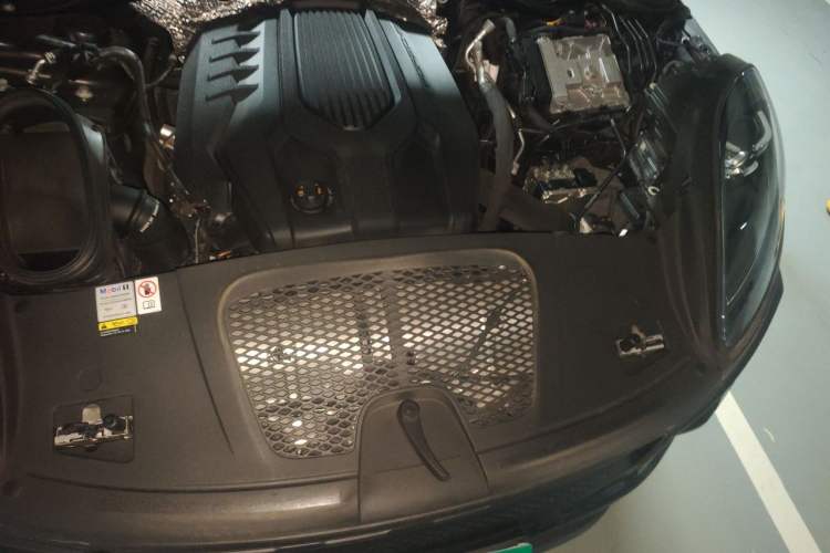 Used Porsche Macan 2024 Macan 2.0T Engine Bay Left