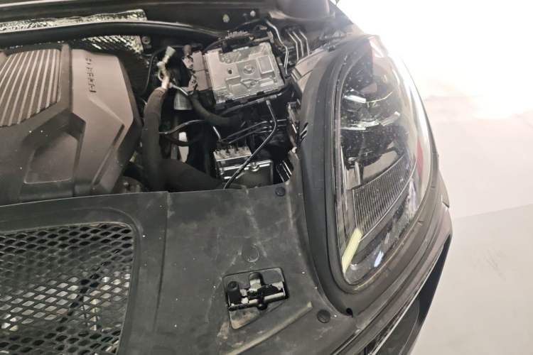 Used Porsche Macan 2024 Macan 2.0T Engine Bay Left