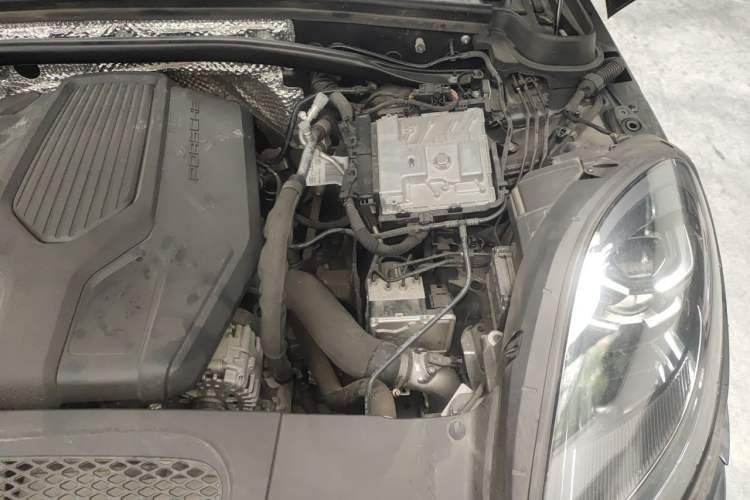 Used Porsche Macan 2024 Macan 2.0T Engine Bay Left