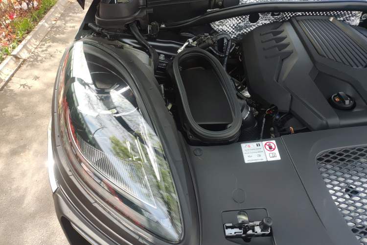 Used Porsche Macan 2024 Macan 2.0T Engine Bay Right