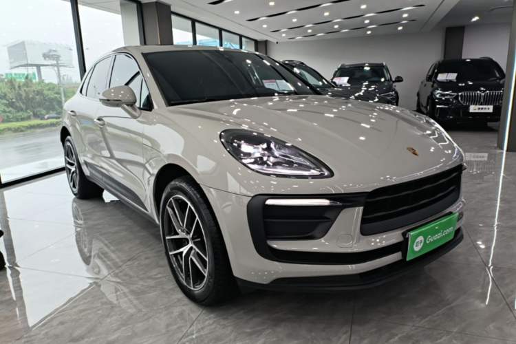 Used Porsche Macan 2024 Macan 2.0T Front Right 45 Deg