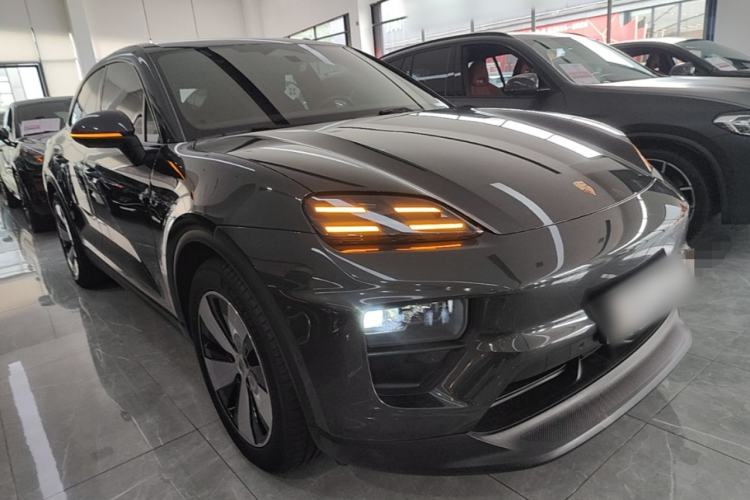 Used Porsche Macan 2024 Macan 4 Front Right 45 Deg