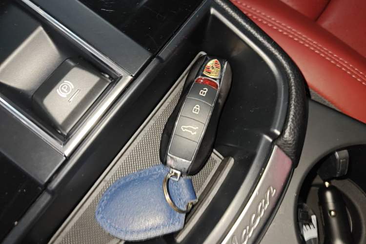 Used Porsche Macan 2024 Macan 2.0T Interior 1