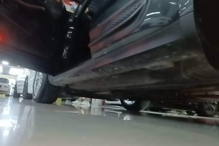 Used Porsche Macan 2024 Macan 2.0T Left Side Sill