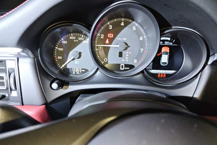 Used Porsche Macan 2024 Macan 2.0T Odometer Close Up
