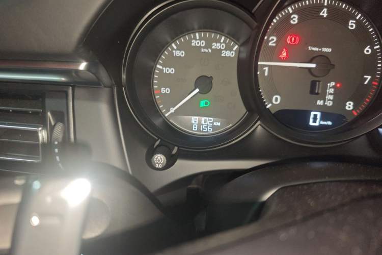 Used Porsche Macan 2024 Macan 2.0T Odometer Close Up