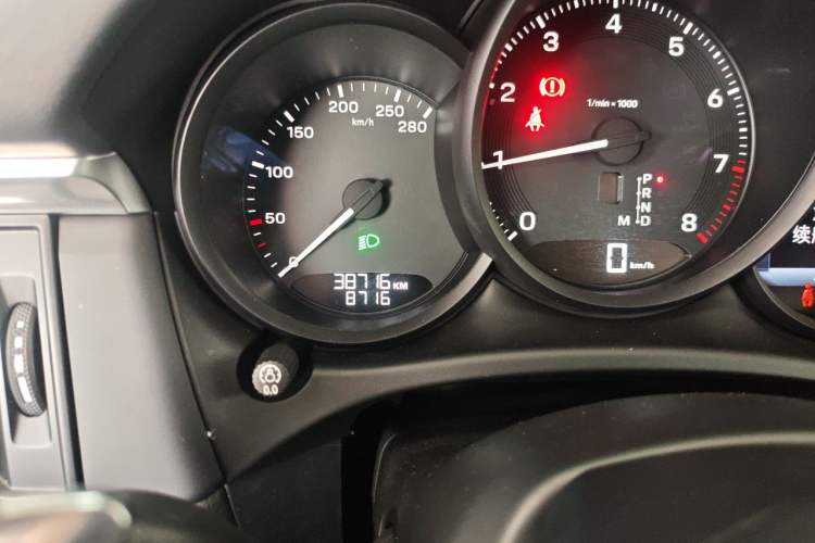 Used Porsche Macan 2024 Macan 2.0T Odometer Close Up