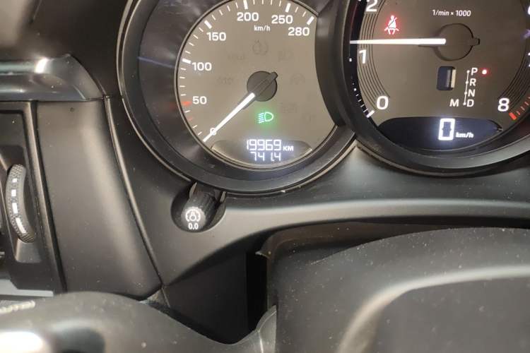 Used Porsche Macan 2024 Macan 2.0T Odometer Close Up
