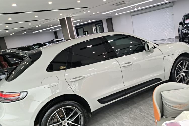 Used Porsche Macan 2024 Macan 2.0T Rear Right 45 Deg