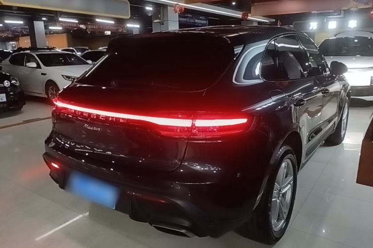 Used Porsche Macan 2024 Macan 2.0T Rear Right 45 Deg