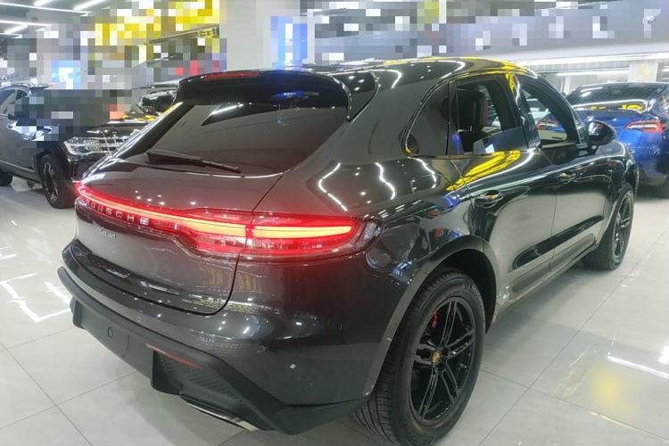 Used Porsche Macan 2024 Macan 2.0T Rear Right 45 Deg