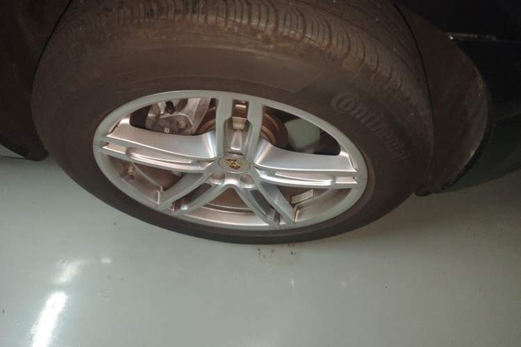 Used Porsche Macan 2024 Macan 2.0T Right Front Wheel Hub