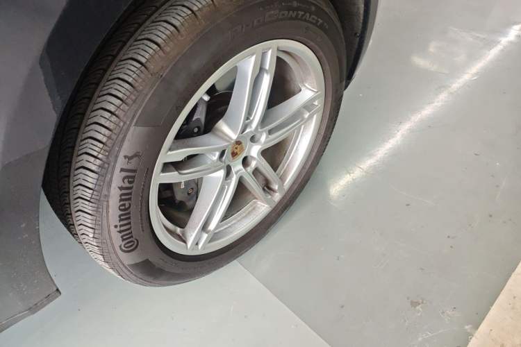 Used Porsche Macan 2024 Macan 2.0T Right Front Wheel Hub