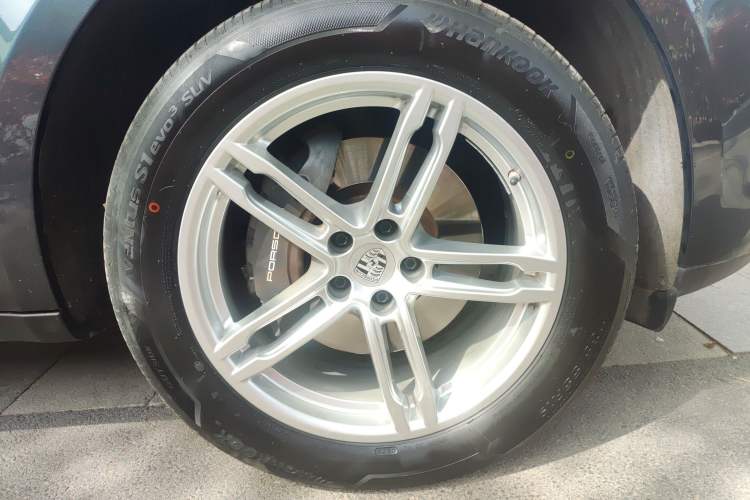Used Porsche Macan 2024 Macan 2.0T Right Front Wheel Hub