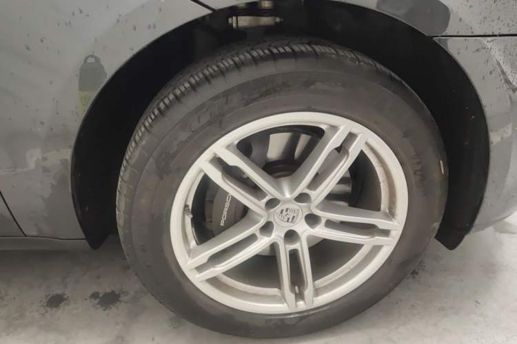 Used Porsche Macan 2024 Macan 2.0T Right Front Wheel Hub