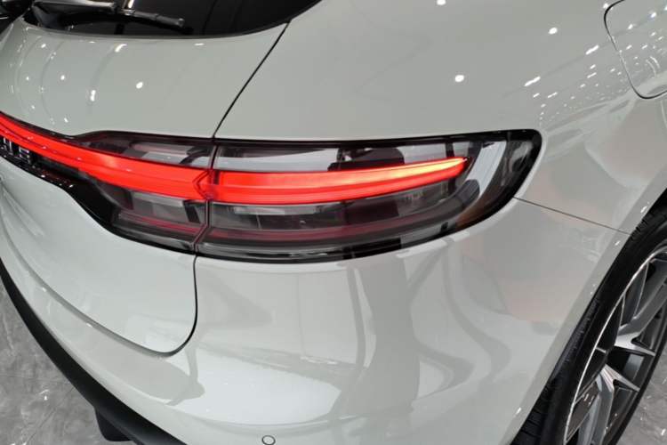 Used Porsche Macan 2024 Macan 2.0T Right Rear Taillight
