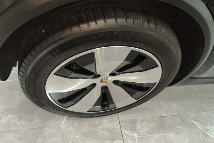 Used Porsche Macan 2024 Macan 4 Right Rear Wheel Hub