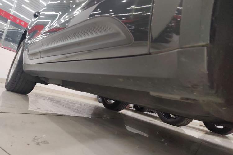 Used Porsche Macan 2024 Macan 2.0T Right Side Sill
