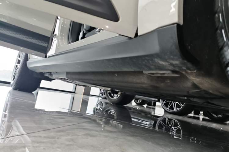 Used Porsche Macan 2024 Macan 2.0T Right Side Sill