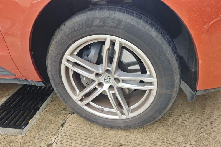 Used Porsche Macan 2024 Macan 2.0T Right Front Wheel Hub