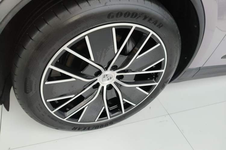 Used Porsche Macan 2024 Macan Long Range Edition Left Front Wheel Hub