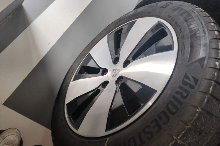 Used Porsche Macan 2024 Macan Long Range Edition Right Front Wheel Hub