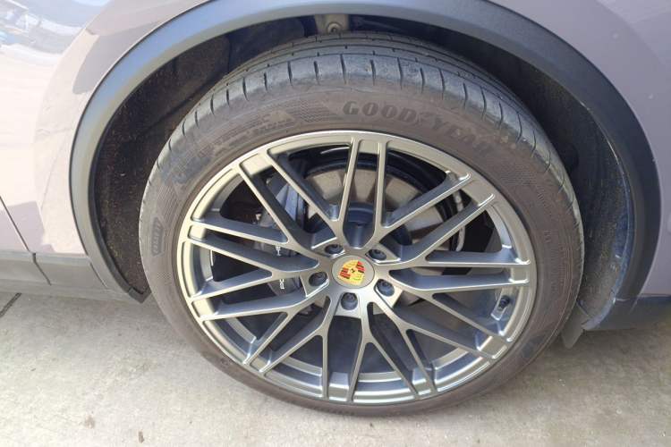 Used Porsche Macan 2024 Macan Long Range Edition Right Front Wheel Hub