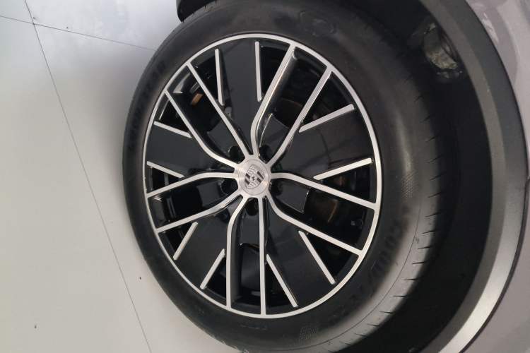 Used Porsche Macan 2024 Macan Long Range Edition Right Rear Wheel Hub