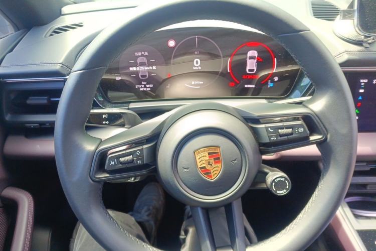 Used Porsche Macan 2024 Macan Long Range Edition Steering Wheel