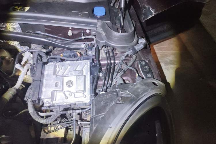 Used Porsche Macan 2024 Macan 2.0T Engine Bay Left