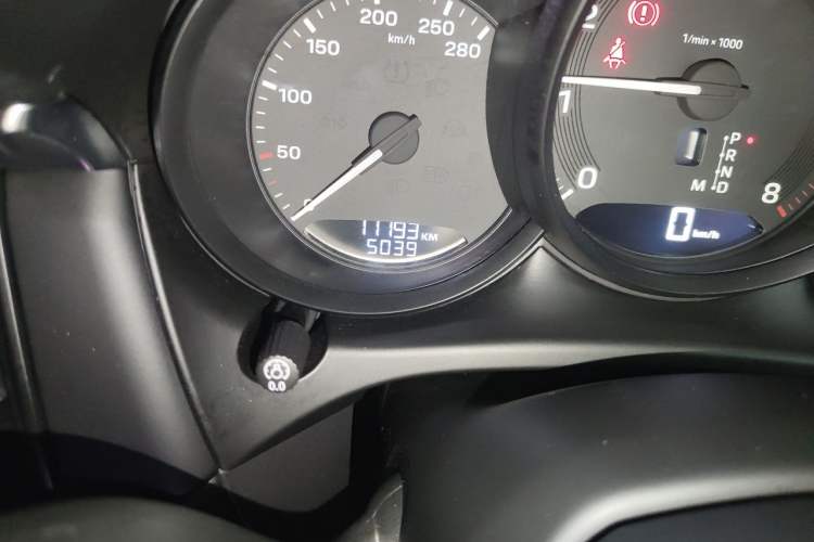 Used Porsche Macan 2024 Macan 2.0T Odometer Close Up