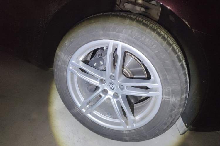 Used Porsche Macan 2024 Macan 2.0T Right Front Wheel Hub