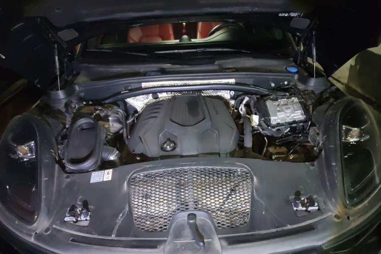 Used Porsche Macan 2024 Macan 2.0T Engine Bay
