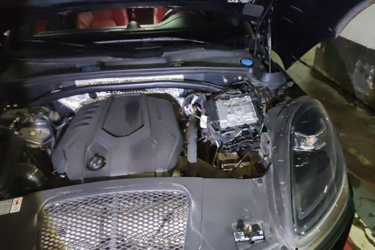 Used Porsche Macan 2024 Macan 2.0T Engine Bay Left