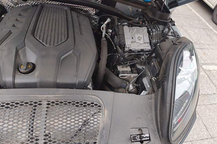 Used Porsche Macan 2024 Macan T 2.0T Engine Bay Left