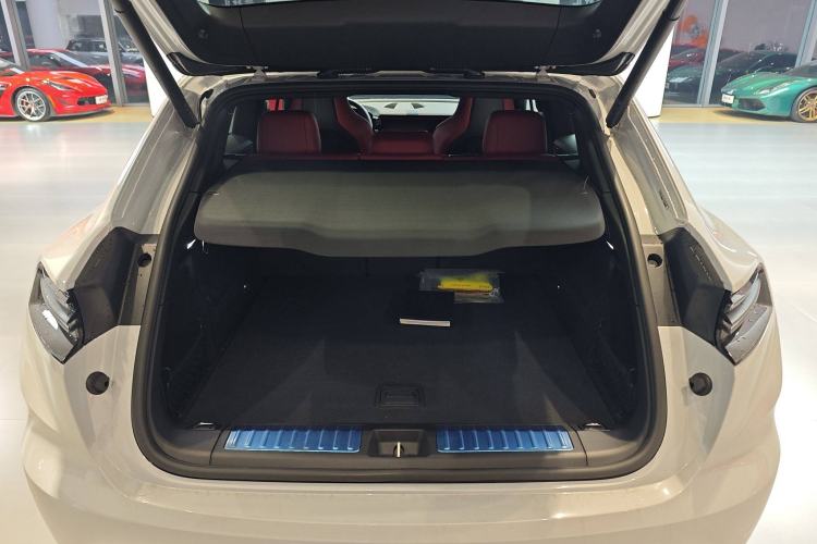 Used Porsche Macan 2024 Macan Long Range Edition Interior 11