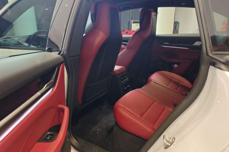 Used Porsche Macan 2024 Macan Long Range Edition Interior 8