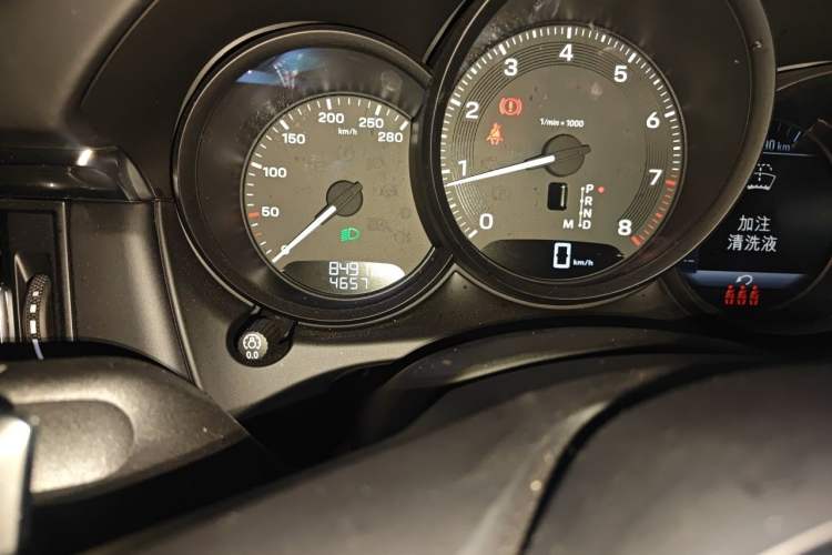 Used Porsche Macan 2024 Macan 2.0T Odometer Close Up